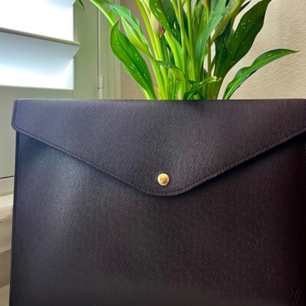 Louis Vuitton taiga document clutch with dustbag- Authentic - Picture 1 of 13